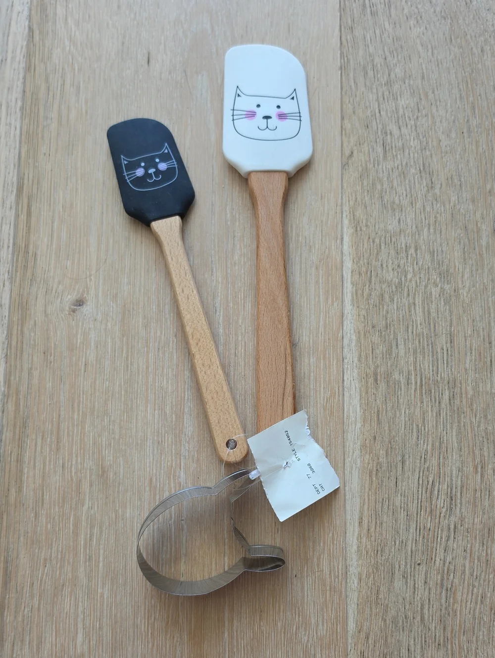 NWT Cat Face Silicone Spatula Set with Wooden Handles And Cat Cookie Cutter